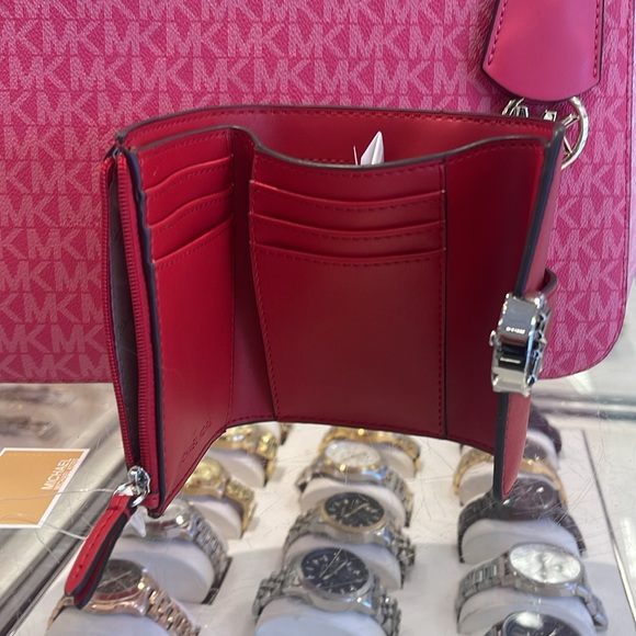 MICHAEL KORS
Carmen Medium Faux Leather Wallet
Bright Red
NWT - Picture 8 of 16